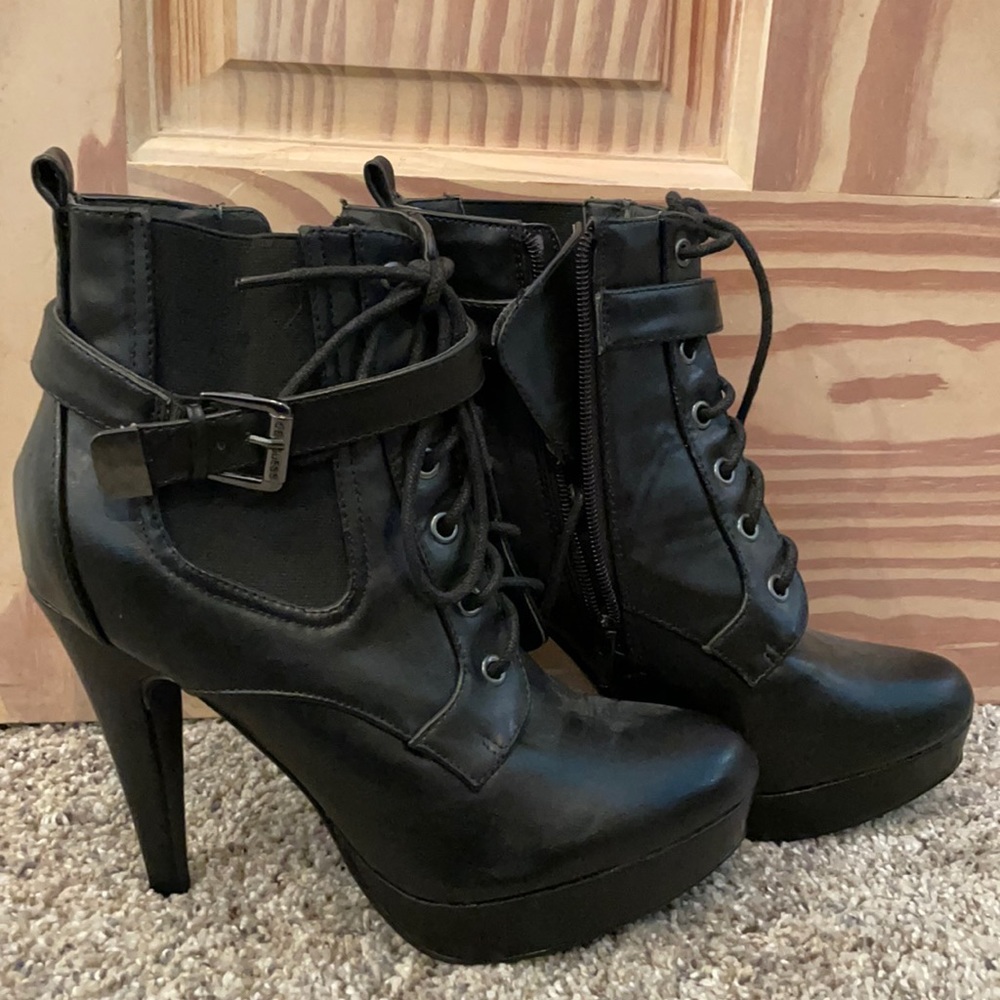 G by Guess Black Zip Up Booties size 9